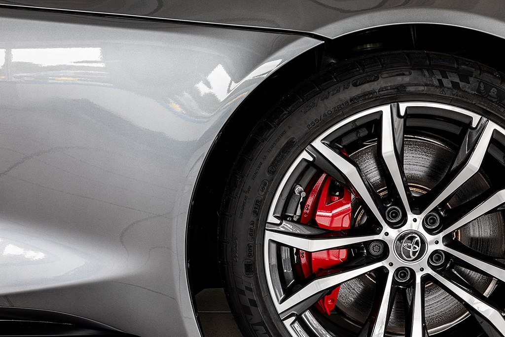 Front brakes are  shown through the wheel